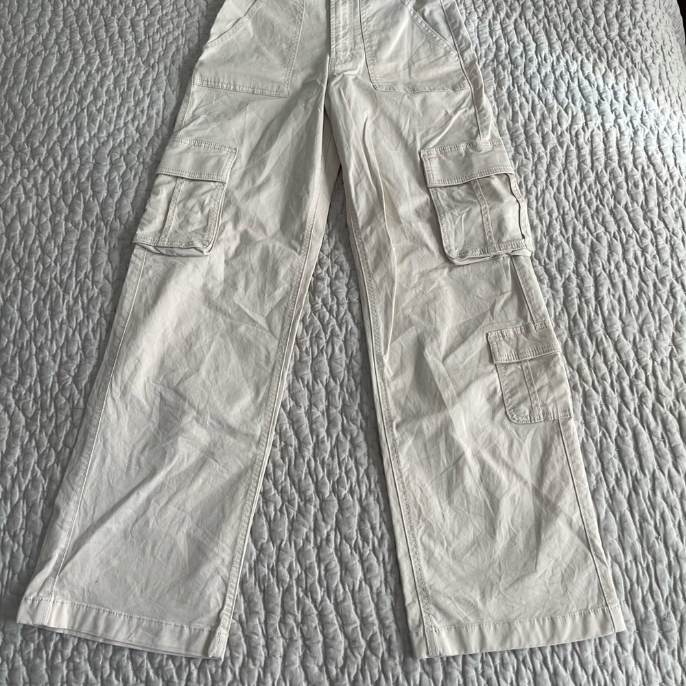 Hollister Women’s Light Cream Cargo Pants